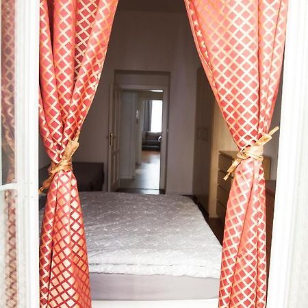 2B Pechackova Family Apartment With Balcony By The River Prag Eksteriør billede