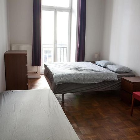 2B Pechackova Family Apartment With Balcony By The River Prag Eksteriør billede