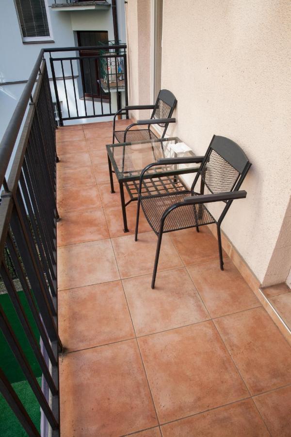 2B Pechackova Family Apartment With Balcony By The River Prag Eksteriør billede