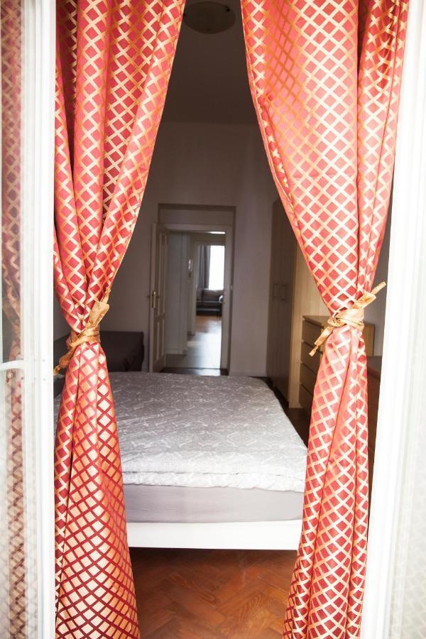 2B Pechackova Family Apartment With Balcony By The River Prag Eksteriør billede
