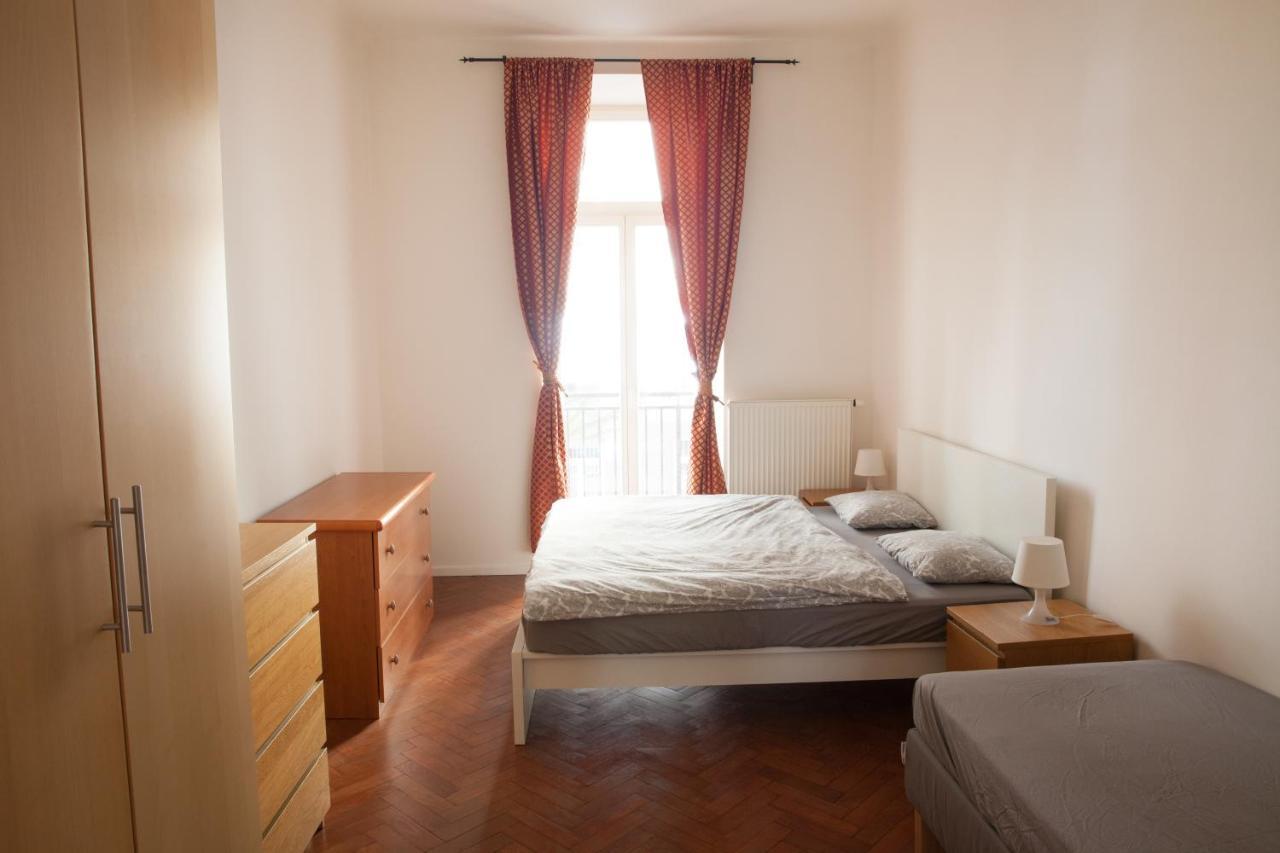 2B Pechackova Family Apartment With Balcony By The River Prag Eksteriør billede