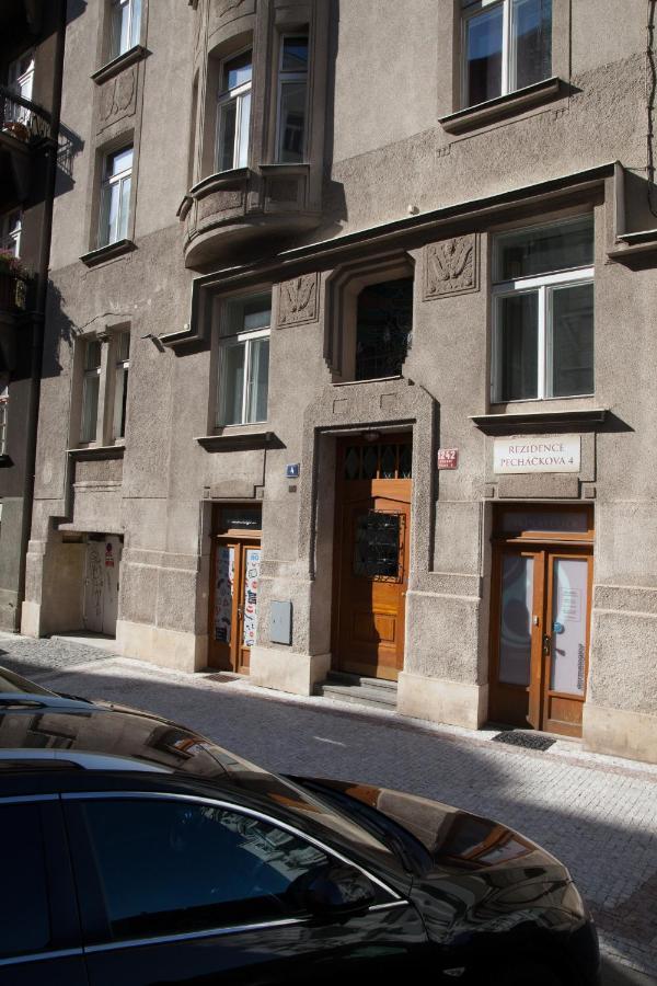 2B Pechackova Family Apartment With Balcony By The River Prag Eksteriør billede