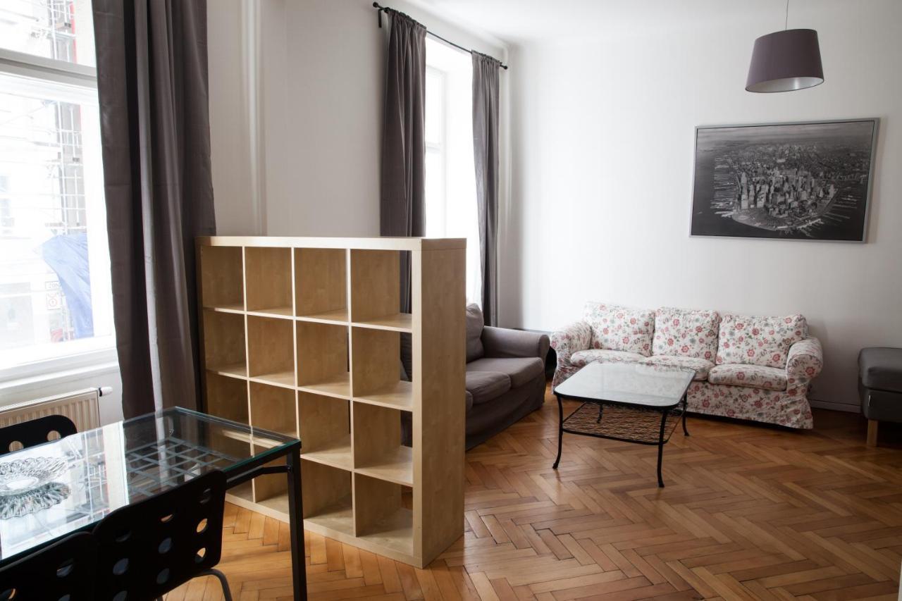 2B Pechackova Family Apartment With Balcony By The River Prag Eksteriør billede