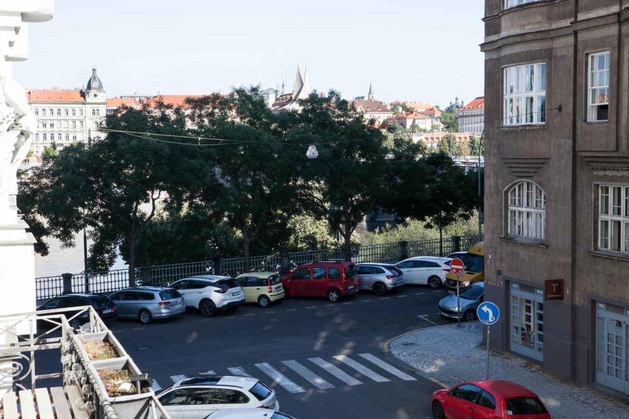 2B Pechackova Family Apartment With Balcony By The River Prag Eksteriør billede