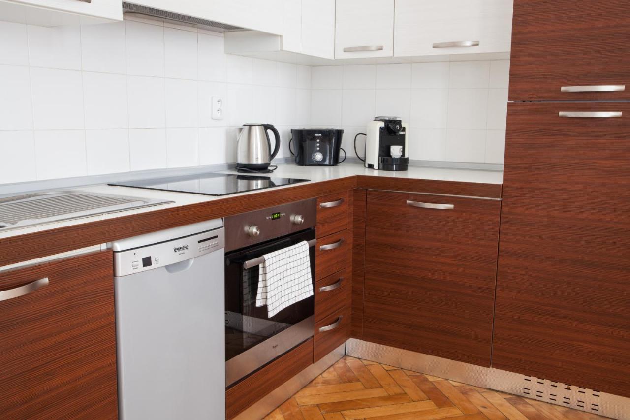 2B Pechackova Family Apartment With Balcony By The River Prag Eksteriør billede