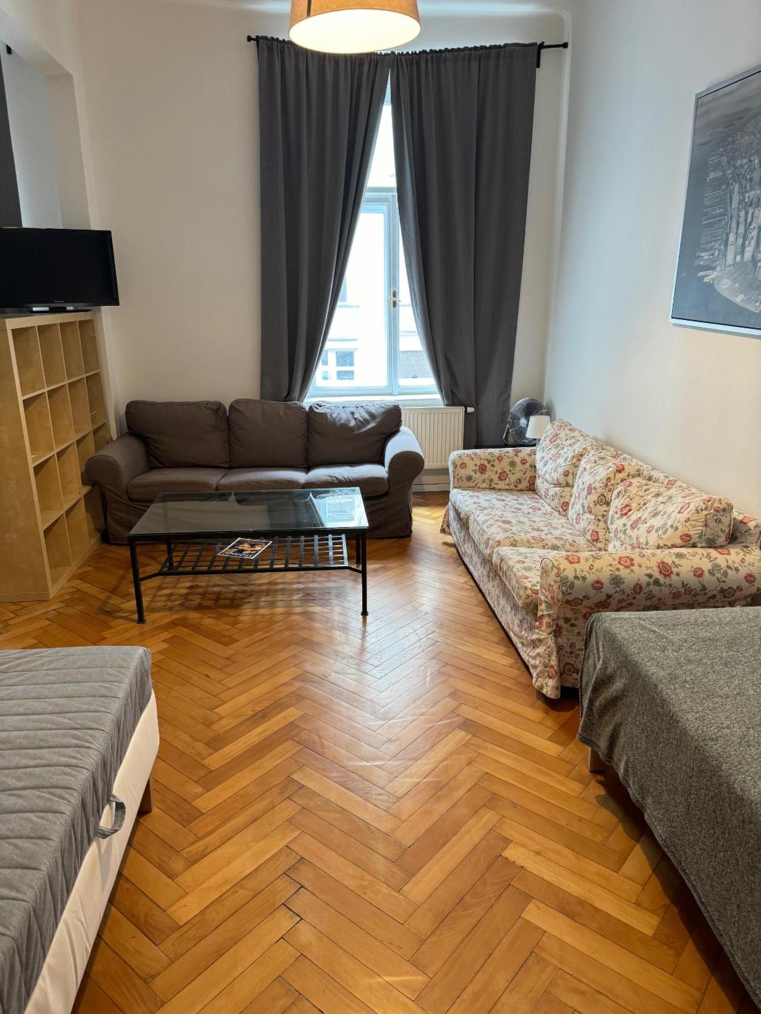 2B Pechackova Family Apartment With Balcony By The River Prag Eksteriør billede